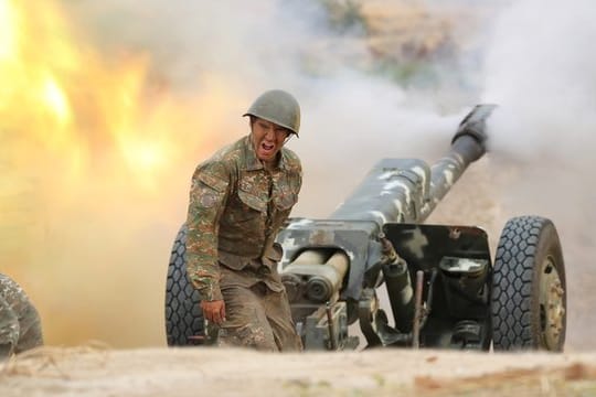 Ein armenischer Soldaten feuerte eine Kanone an.
