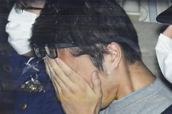 Takahiro S. bei seiner Festnahme im November 2017: In seiner Wohnung hatte die Polizei Leichenteile und hunderte Knochenstücke entdeckt.