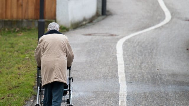 Das höchste Armutsrisiko hatten die älteren Menschen vergangenes Jahr im Saarland mit einer Quote von 18,4 Prozent, gefolgt von Rheinland-Pfalz mit 17,8 und Bayern mit 17,5 Prozent. Das höchste Armutsrisiko hatten die älteren Menschen vergangenes Jahr im Saarland mit einer Quote von 18,4 Prozent, gefolgt von Rheinland-Pfalz mit 17,8 und Bayern mit 17,5 Prozent.