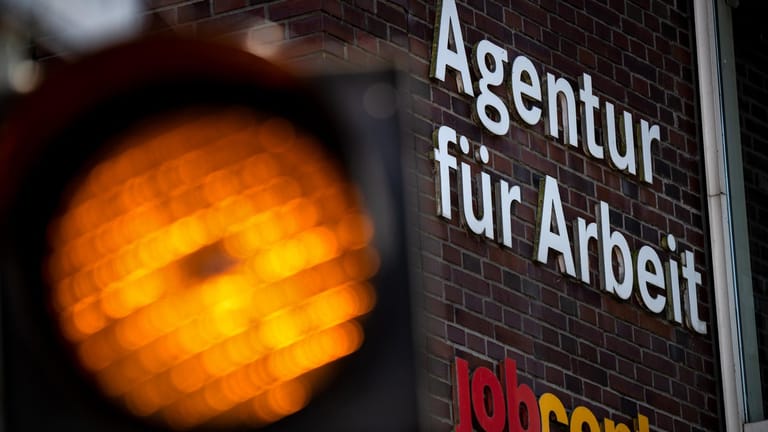 Ampel auf gelb (Symbolbild): Der deutsche Arbeitsmarkt entspannt sich weiter.