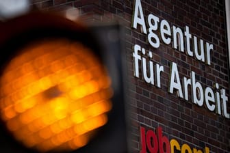 Ampel auf gelb (Symbolbild): Der deutsche Arbeitsmarkt entspannt sich weiter.