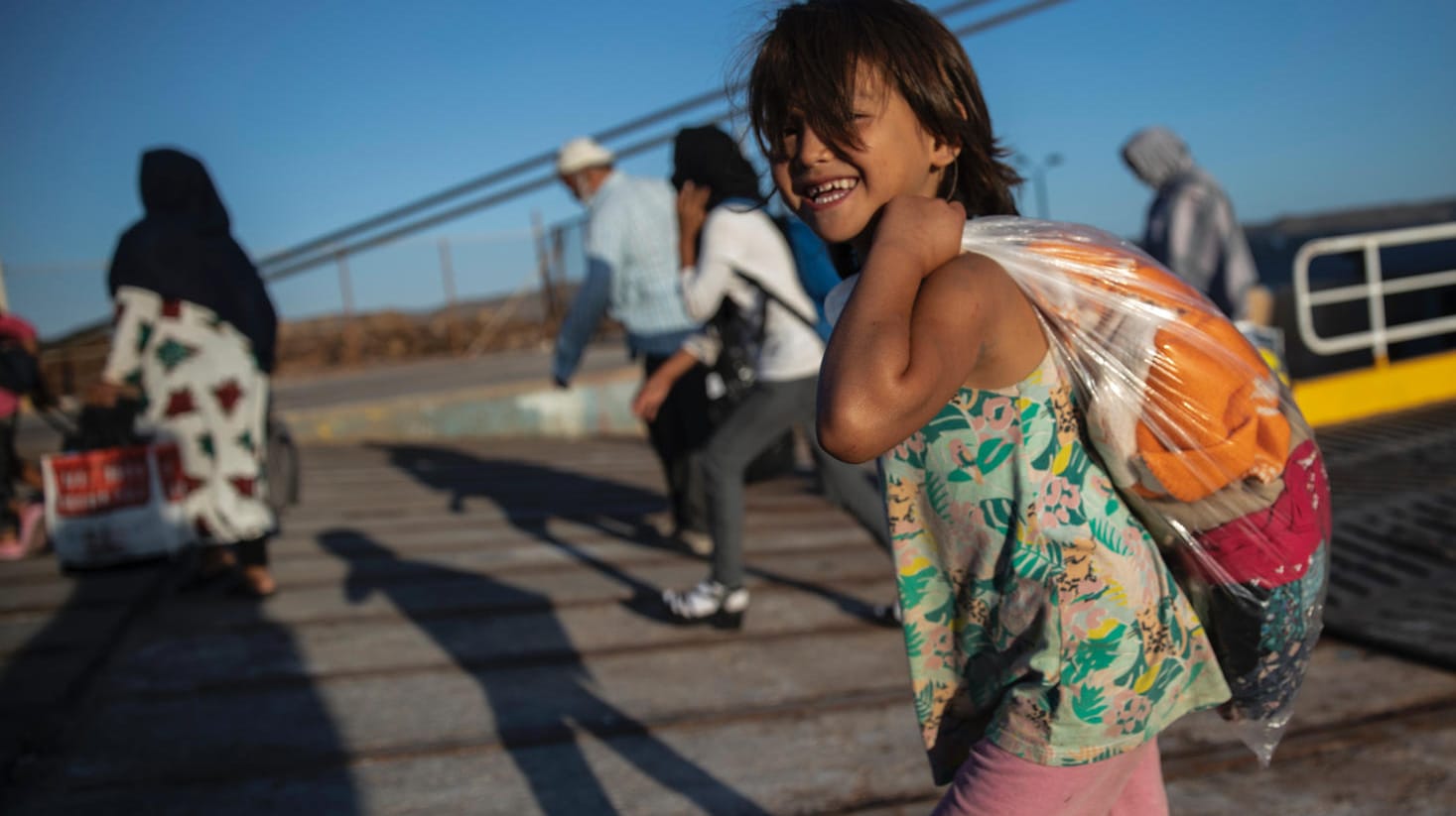 Ein Mädchen aus Afghanistan lächelt bei der Ankunft im griechischen Hafen Lavrio: Etwa 400 unbegleitete Minderjährige wurden aufs griechische Festland gebracht.