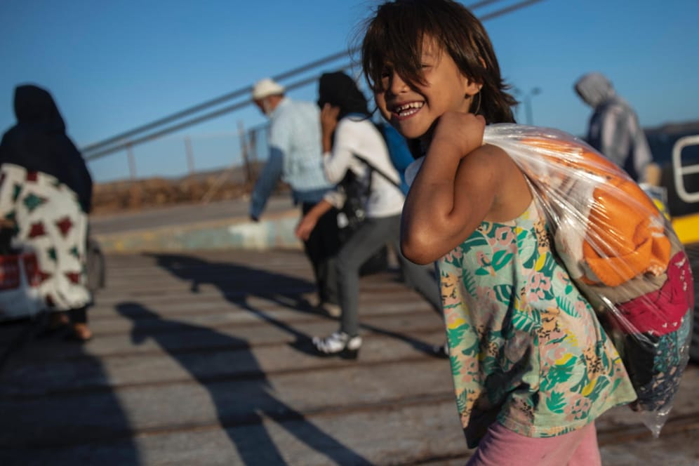 Ein Mädchen aus Afghanistan lächelt bei der Ankunft im griechischen Hafen Lavrio: Etwa 400 unbegleitete Minderjährige wurden aufs griechische Festland gebracht.