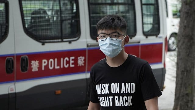 Der Hongkong-Aktivist Joshua Wong trifft mit Mund-Nasen-Schutz vor einem Gericht ein. Der Hongkong-Aktivist Joshua Wong trifft mit Mund-Nasen-Schutz vor einem Gericht ein.