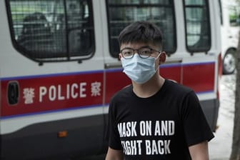 Der Hongkong-Aktivist Joshua Wong trifft mit Mund-Nasen-Schutz vor einem Gericht ein.