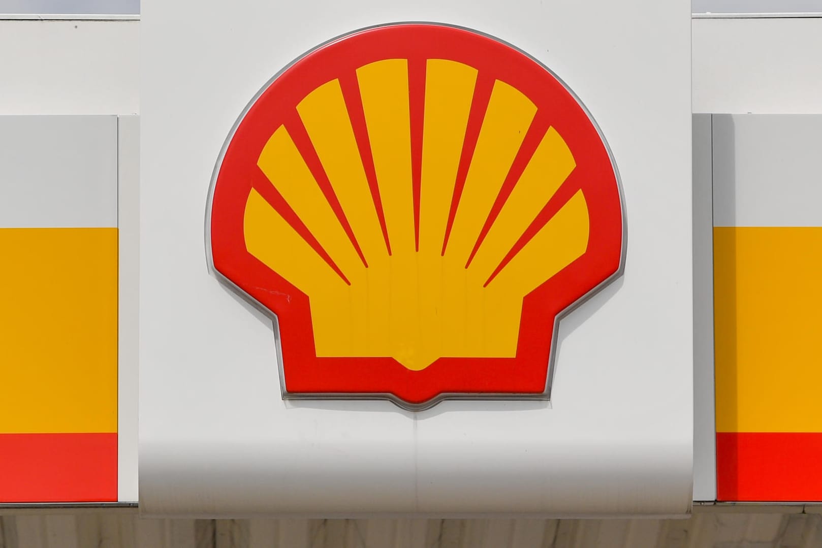 Das Logo von Shell (Symbolbild): Der Ölkonzern ist durch Corona weiter in die Krise gerutscht. Das Logo von Shell (Symbolbild): Der Ölkonzern ist durch Corona weiter in die Krise gerutscht.