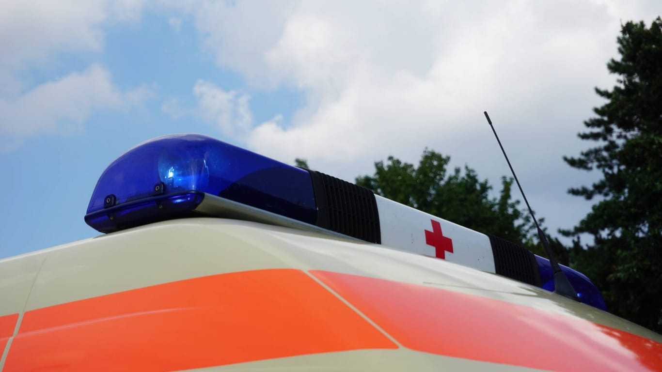 Das Dach eines Rettungswagens (Symbolbild): Eine Motorradfahrerin ist bei einem Sturz auf der A57 schwer verletzt worden.