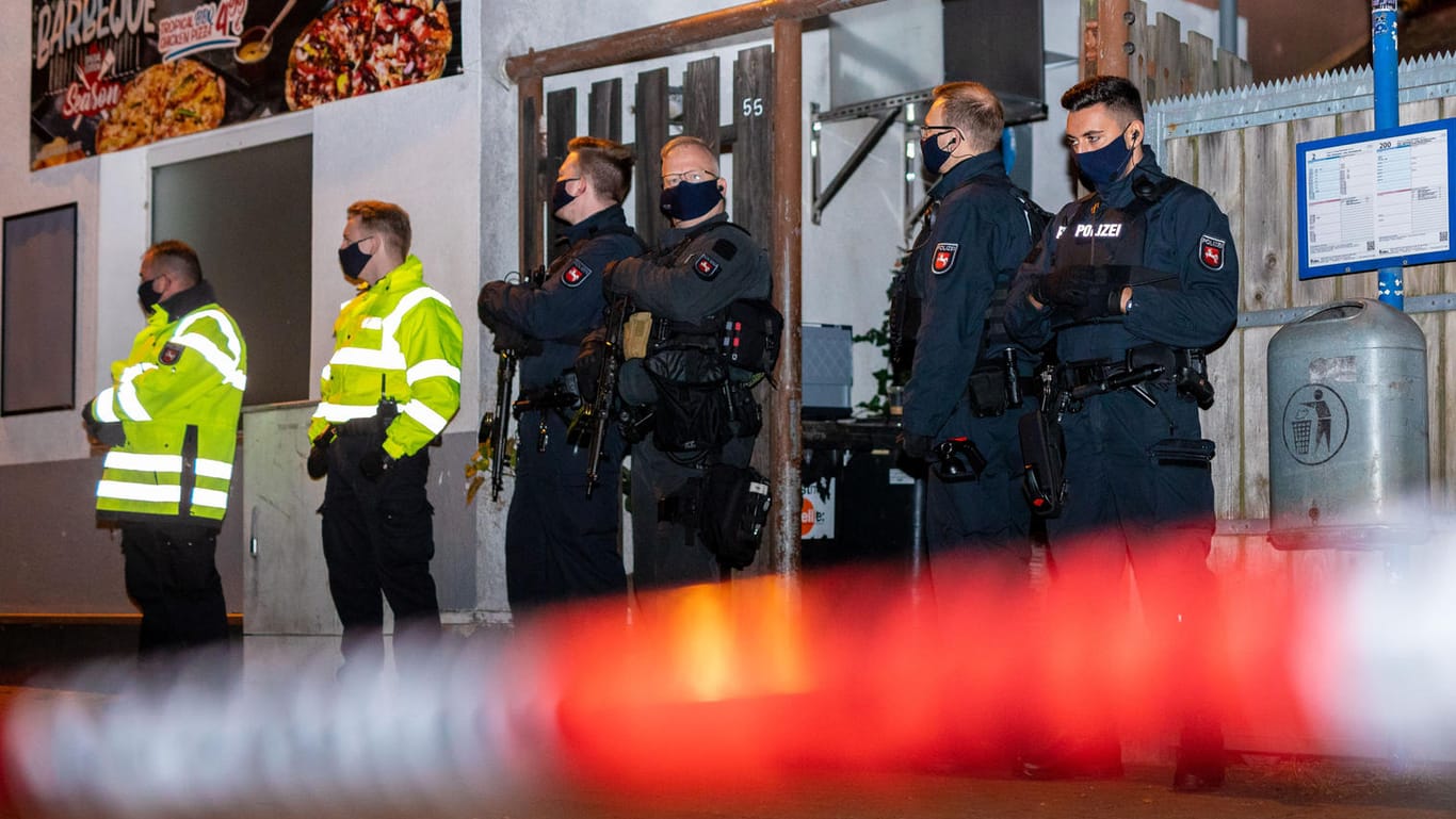 Polizisten am Tatort in Celle-Harburger Berg: Der Sohn des Opfers versteht die Entscheidung der Beamten nicht.