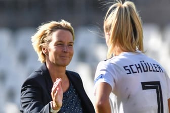 Bundestrainerin Martina Voss-Tecklenburg (l.) und Lea Schüller: Der DFB will eine Heim-WM organisieren.