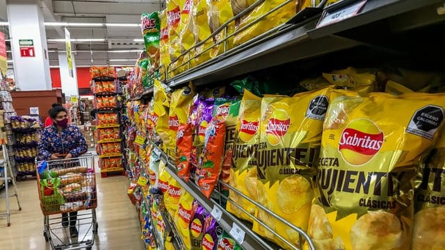 "Kalorienreich", steht auf Chips-Packungen in einem Supermarkt.