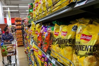 "Kalorienreich", steht auf Chips-Packungen in einem Supermarkt.