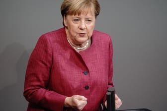 Bundeskanzlerin Angela Merkel (CDU) bei der Generaldebatte im Bundestag: "Wir fordern ihn auf, mit seinem Volk in einen Dialog zu treten".