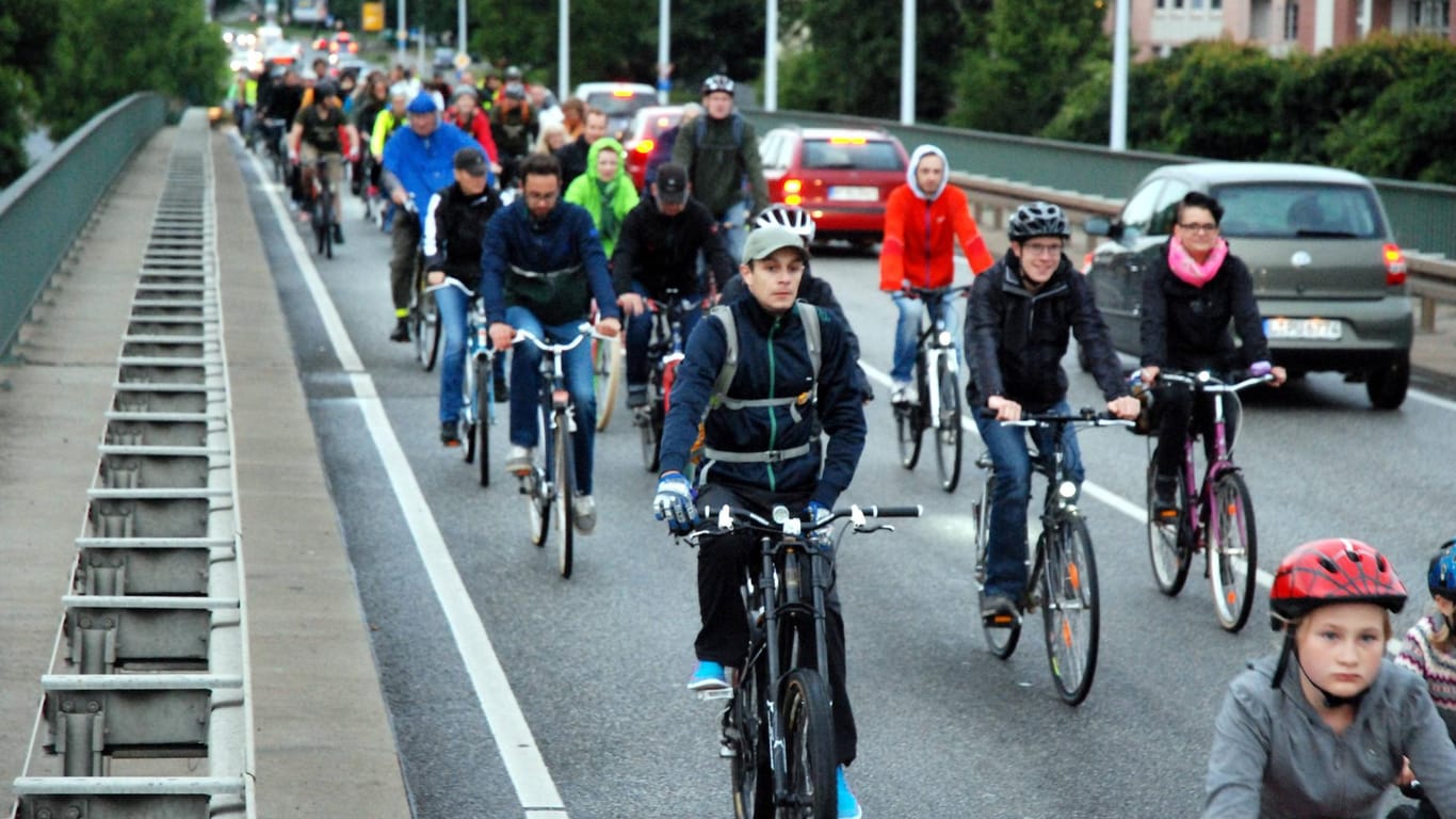 Gruppe von Radfahrern auf einer Brücke (Symbolbild): In Erfurt haben die Teilnehmer beim "Stadtradeln" ihr Ziel übertroffen.