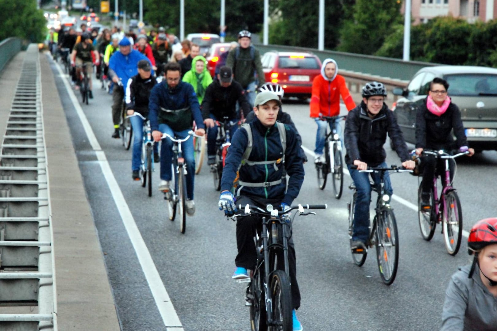 Gruppe von Radfahrern auf einer Brücke (Symbolbild): In Erfurt haben die Teilnehmer beim "Stadtradeln" ihr Ziel übertroffen.