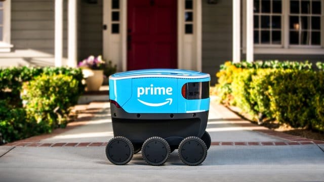 Ein Lieferroboter von Amazon fährt testweise über einen Gehweg