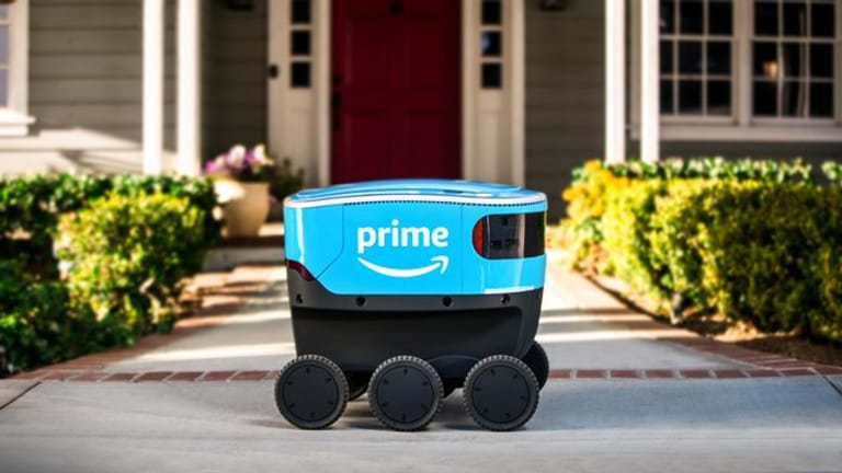 Ein Lieferroboter von Amazon fährt testweise über einen Gehweg