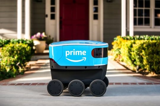 Ein Lieferroboter von Amazon fährt testweise über einen Gehweg