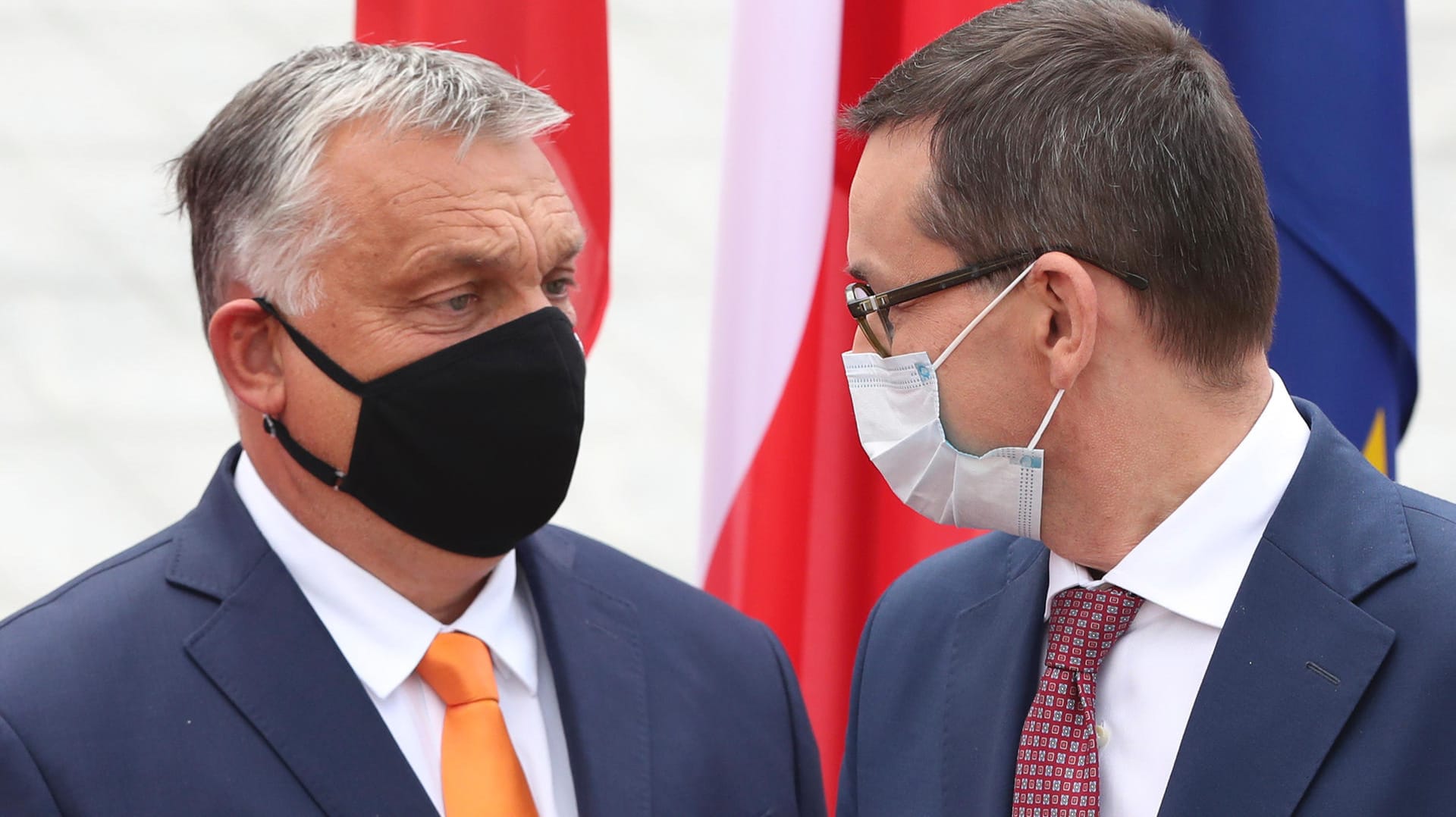 Der polnische Ministerpräsident Mateusz Morawiecki (r) begrüßt Viktor Orban, den Premierminister von Ungarn: Polen und Ungarn gelang es nicht, den Beschluss zu verhindern. (Archivbild)