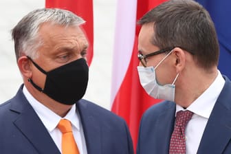 Der polnische Ministerpräsident Mateusz Morawiecki (r) begrüßt Viktor Orban, den Premierminister von Ungarn: Polen und Ungarn gelang es nicht, den Beschluss zu verhindern. (Archivbild)
