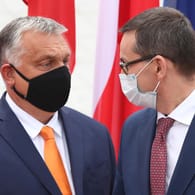 Der polnische Ministerpräsident Mateusz Morawiecki (r) begrüßt Viktor Orban, den Premierminister von Ungarn: Polen und Ungarn gelang es nicht, den Beschluss zu verhindern. (Archivbild)