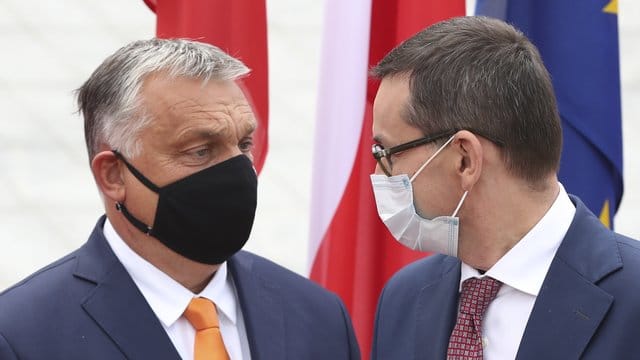 Polens Premierminister Mateusz Morawiecki begrüßt seinen ungarischen Amtskollegen Viktor Orban. Polens Premierminister Mateusz Morawiecki begrüßt seinen ungarischen Amtskollegen Viktor Orban.