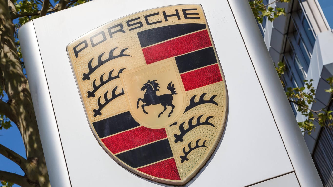 Die Porsche-Zentrale in Stuttgart (Symbolbild): Der Autohersteller soll Prüfwagen manipuliert haben.