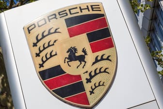 Die Porsche-Zentrale in Stuttgart (Symbolbild): Der Autohersteller soll Prüfwagen manipuliert haben.