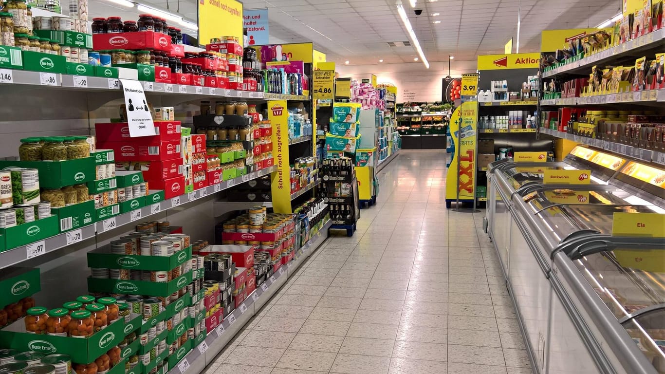 Regale in einem Supermarkt (Symbolbild): in Bielefeld hat eine Mitarbeiterin in einem Supermarkt einen Ladendieb gestellt.