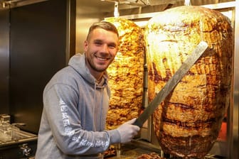 Lukas Podolski steht am Dönerspieß: Der Fußball-Profi eröffnet zusammen mit Mangal einen weiteren Dönerimbiss in Köln.