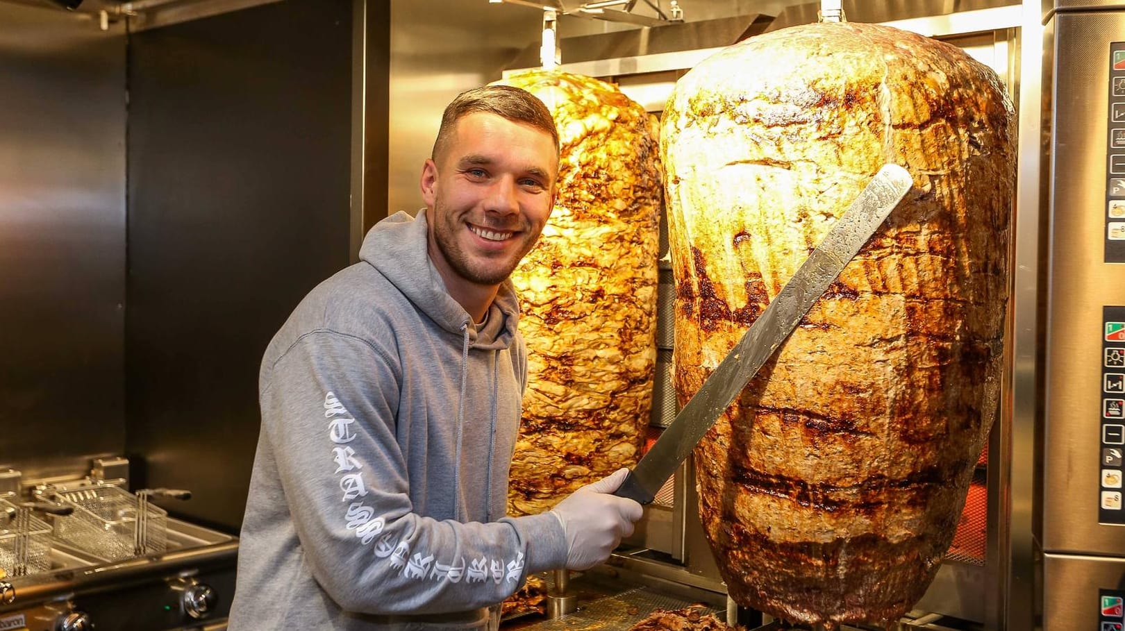 Lukas Podolski steht am Dönerspieß: Der Fußball-Profi eröffnet zusammen mit Mangal einen weiteren Dönerimbiss in Köln. Lukas Podolski steht am Dönerspieß: Der Fußball-Profi eröffnet zusammen mit Mangal einen weiteren Dönerimbiss in Köln.
