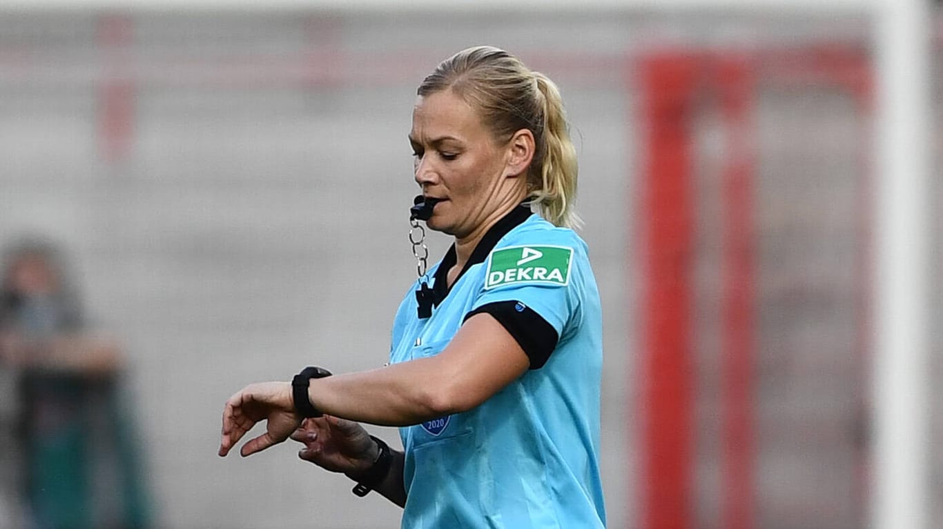 Bibiana Steinhaus an der Pfeife: Die Schiedsrichterin leitet im Supercup ihr letztes Spiel.
