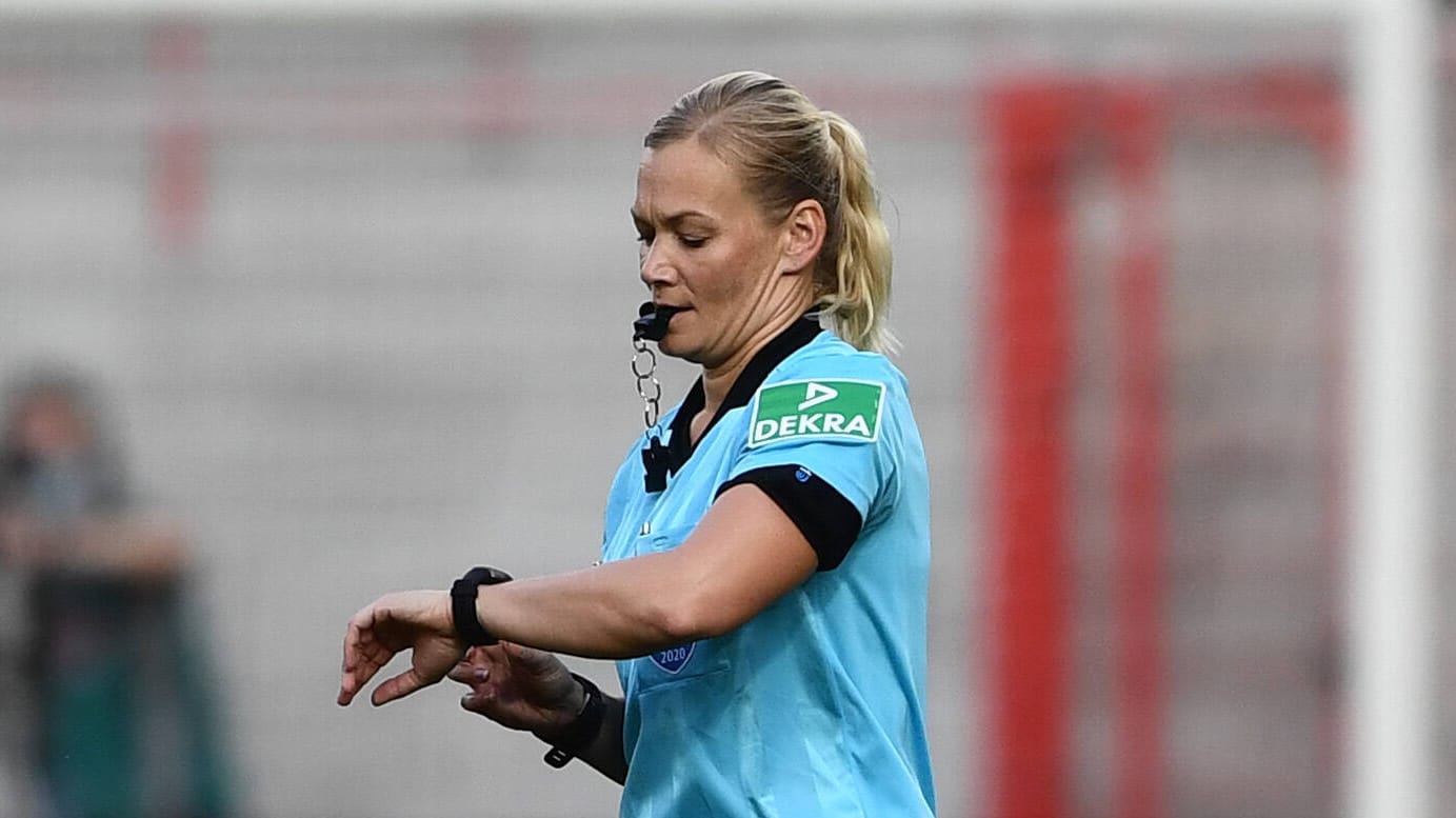 Bibiana Steinhaus an der Pfeife: Die Schiedsrichterin leitet im Supercup ihr letztes Spiel. Bibiana Steinhaus an der Pfeife: Die Schiedsrichterin leitet im Supercup ihr letztes Spiel.