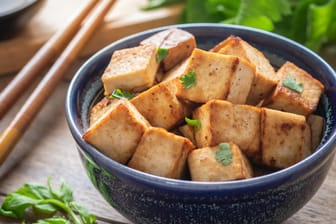 Sojaprodukte: Bei Tofu handelt es sich um eine Art Quark aus Sojamilch, der schnittfest ist.