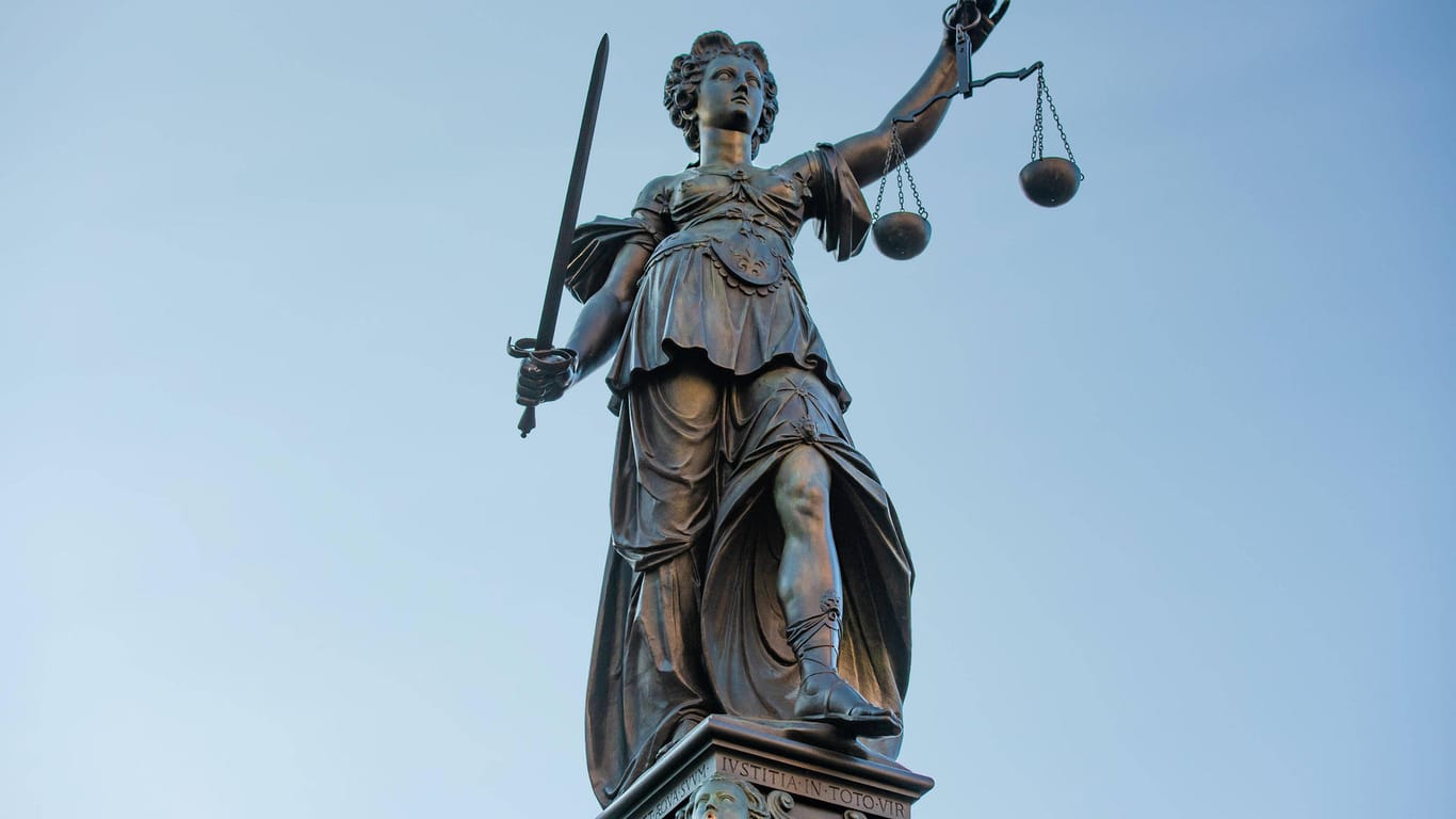 Eine Statue der Justitia (Symbolild): In Essen ist eine Seniorin mit ihrem Auto in eine Menschenmenge gefahren. Sie muss sich nun vor Gericht verantworten.