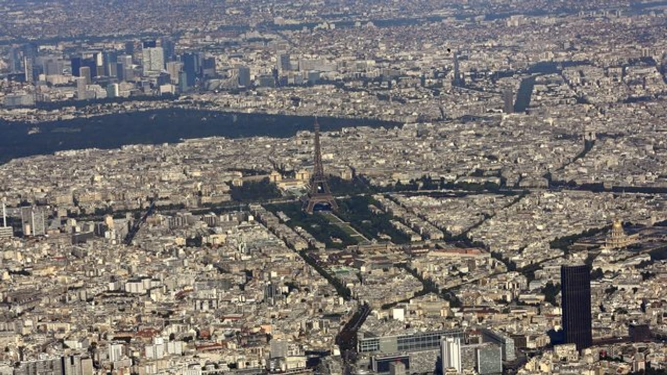In Paris hat ein Kampfflugzeug, das die Schallmauer durchbrochen hat vielen Menschen einen Schrecken eingejagt.
