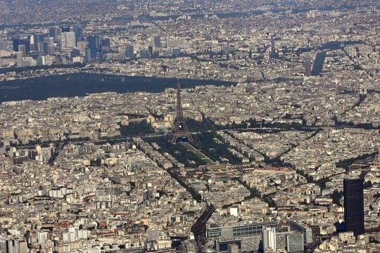 In Paris hat ein Kampfflugzeug, das die Schallmauer durchbrochen hat vielen Menschen einen Schrecken eingejagt.