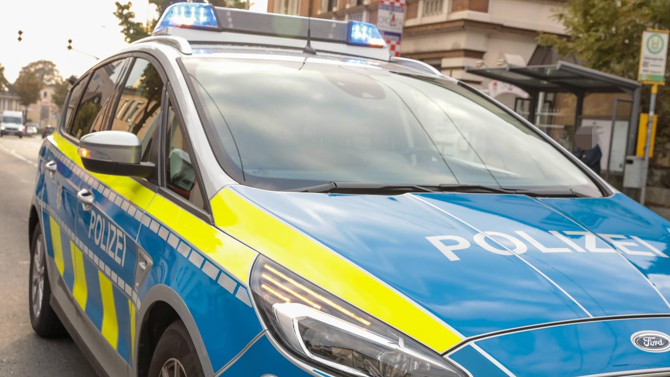 Ein Einsatzwagen der Polizei mit Blaulicht (Symbolbild): Diebe haben in Wolfsburg teures Werkzeug erbeutet.