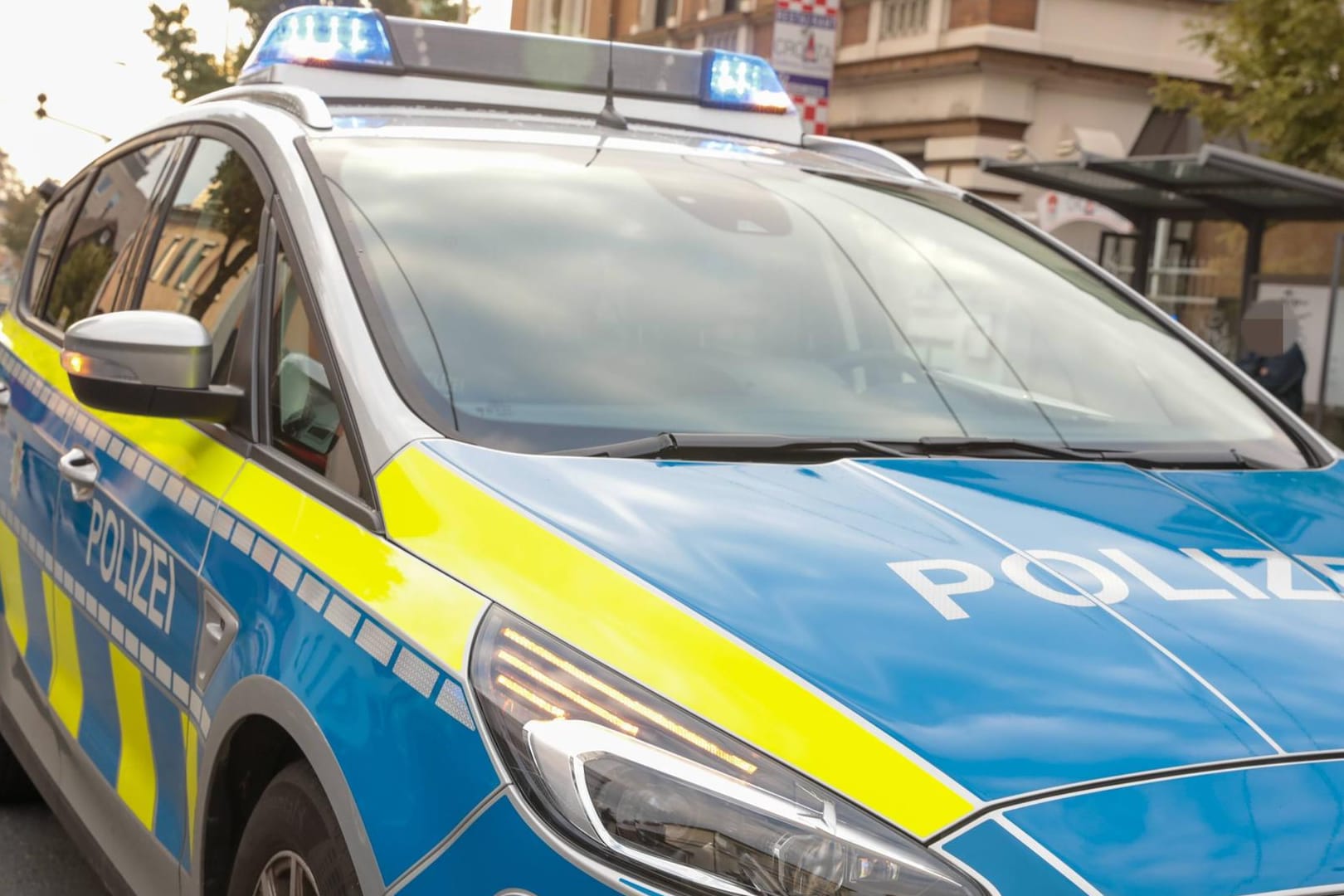 Ein Einsatzwagen der Polizei mit Blaulicht (Symbolbild): Diebe haben in Wolfsburg teures Werkzeug erbeutet.