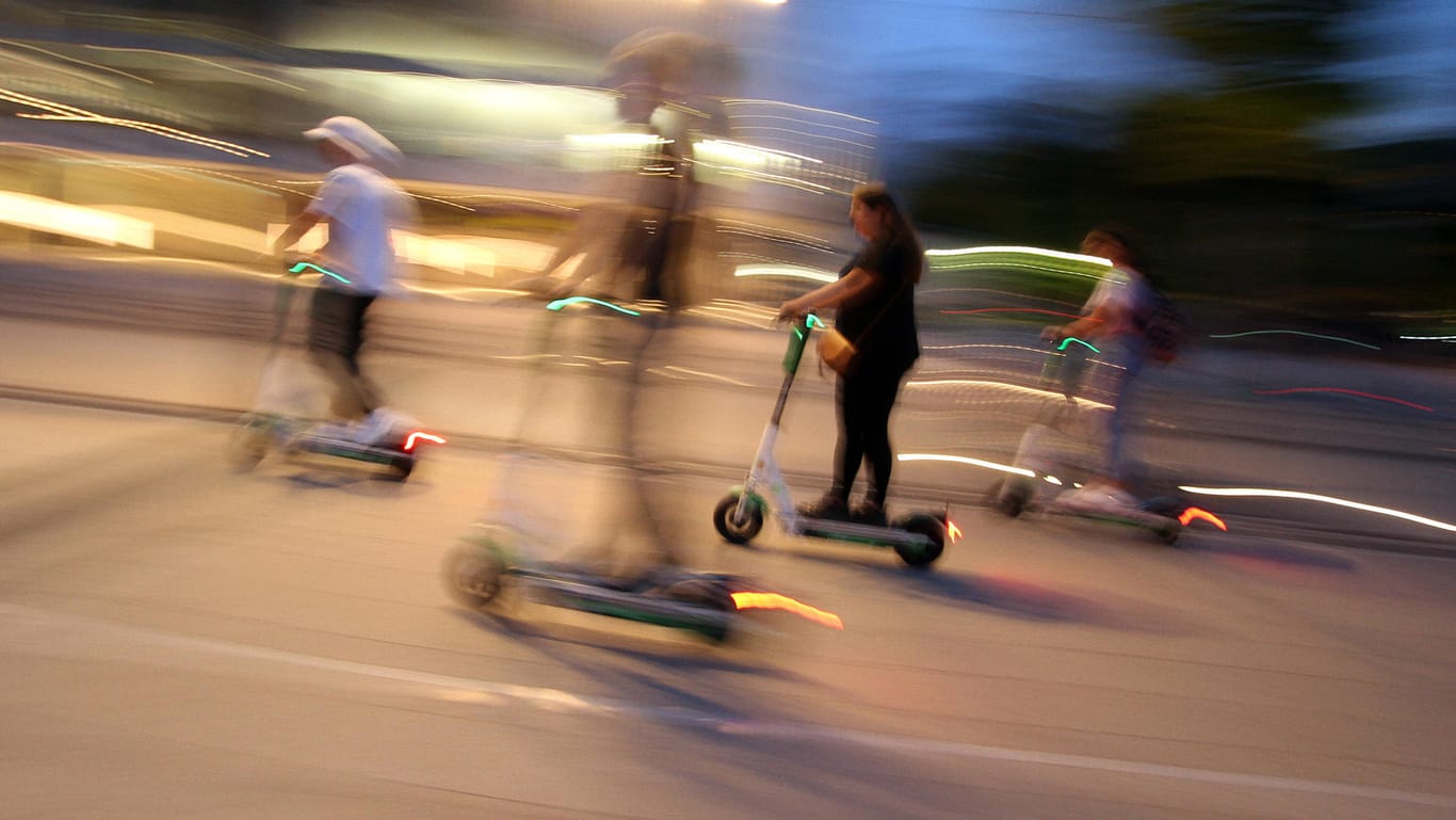 Eine Gruppe junger Leute fährt E-Roller (Symbolbild): Die Roller werden häufig für die nächtliche Heimfahrt benutzt.