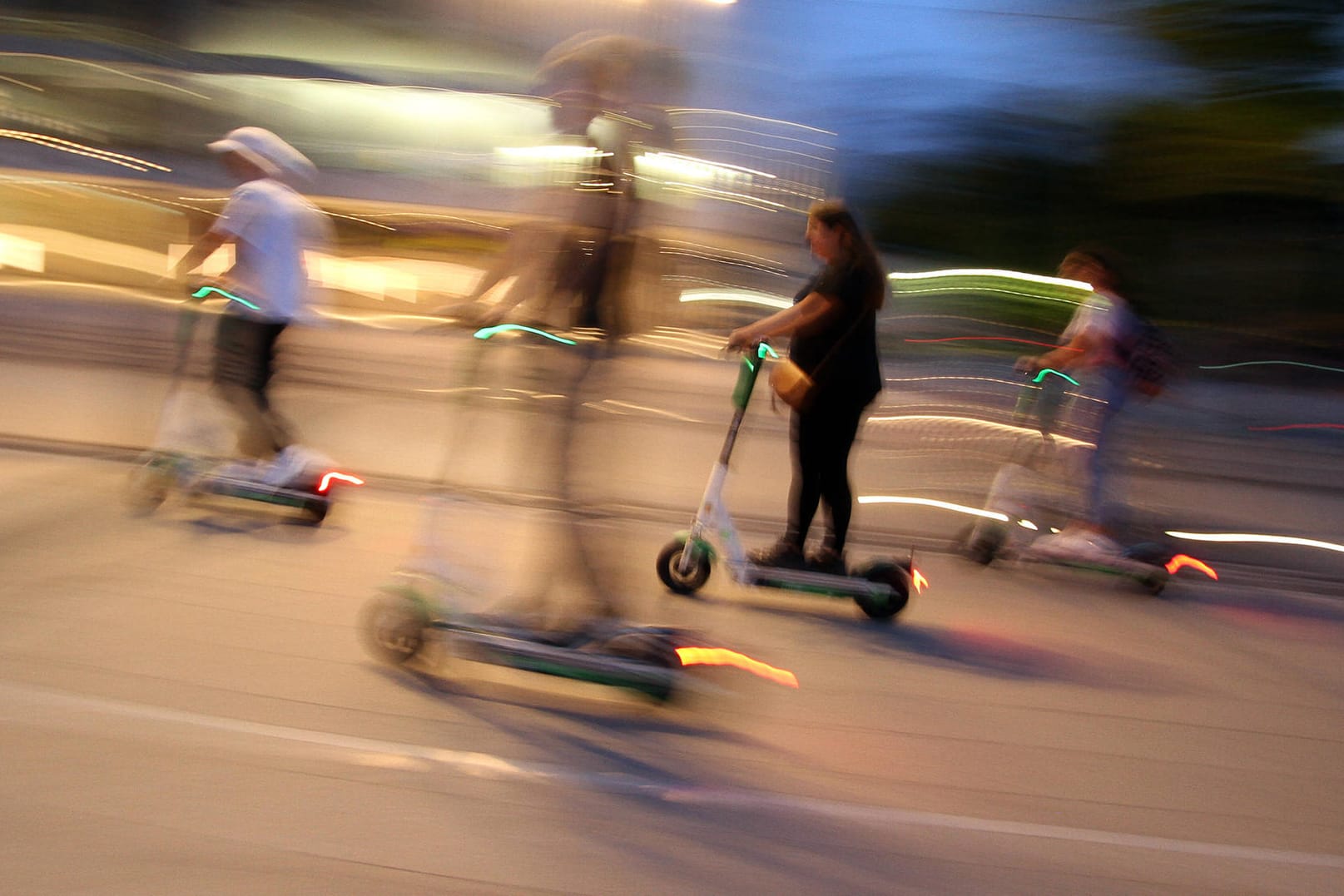 Eine Gruppe junger Leute fährt E-Roller (Symbolbild): Die Roller werden häufig für die nächtliche Heimfahrt benutzt.