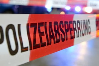 Ein Flatterband mit der Aufschrift "Polizeiabsperrung": In Nörvenich wurde das Skelett eines Mannes entdeckt. (Symbolbild)