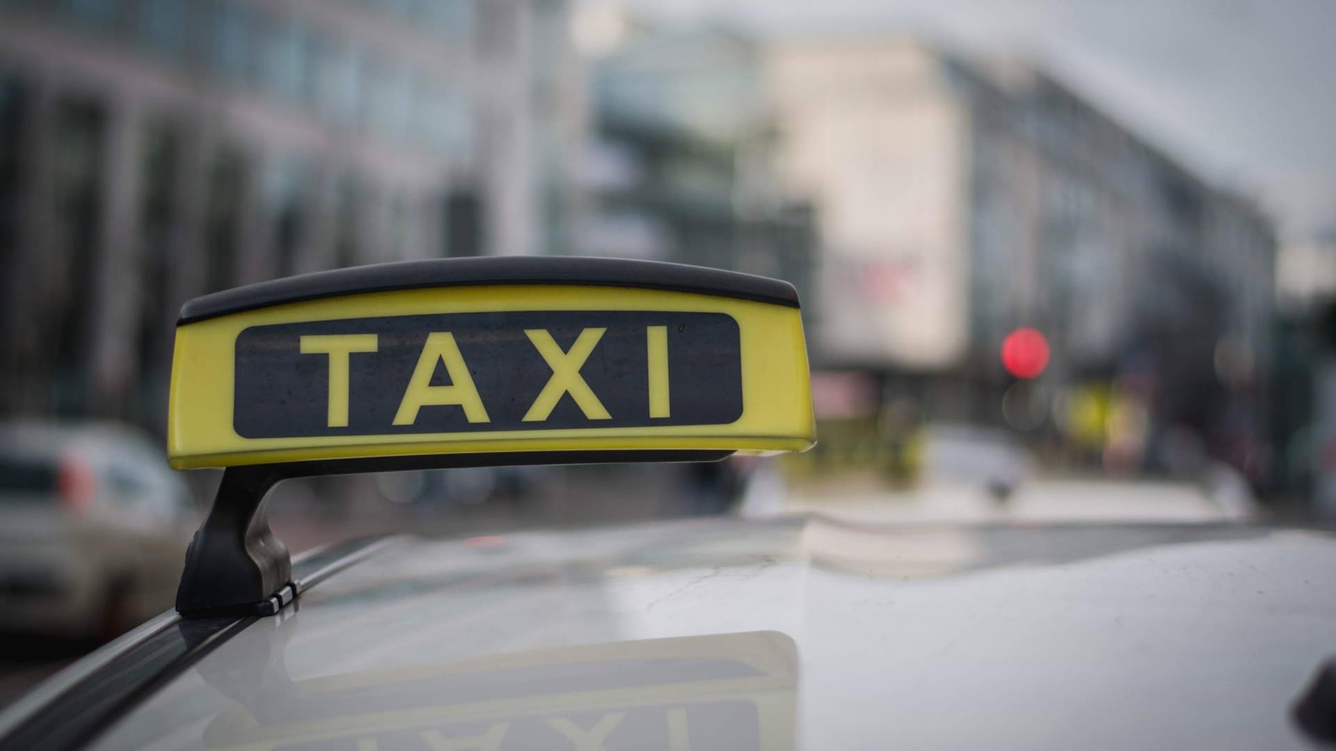 Leuchtanzeige auf einem Taxi-Dach (Symbolbild): In Hagen wollte eine Frau ihre zweieinhalbstündige Taxifahrt nicht zahlen.