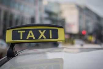 Leuchtanzeige auf einem Taxi-Dach (Symbolbild): In Hagen wollte eine Frau ihre zweieinhalbstündige Taxifahrt nicht zahlen.