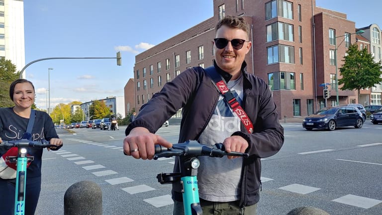 Josch Fitzeck (35) auf einem E-Scooter: Ihm macht das Fahren Spaß.