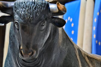 Bullenskulptur vor der Börse. Es bleibt spannend beim diesjährigen Börsenspiel.