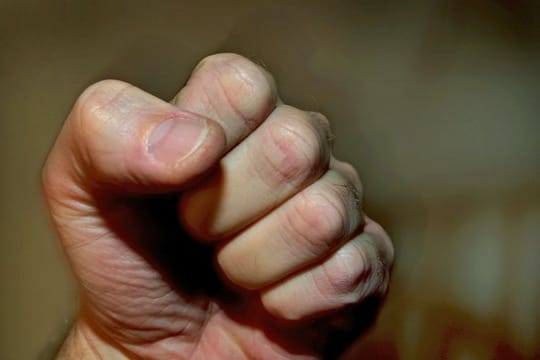 Wer dem Vermieter oder seinen Mitarbeitern mit Gewalt droht, muss damit rechnen, dass ihm der Mietvertrag gekündigt wird. Wer dem Vermieter oder seinen Mitarbeitern mit Gewalt droht, muss damit rechnen, dass ihm der Mietvertrag gekündigt wird.