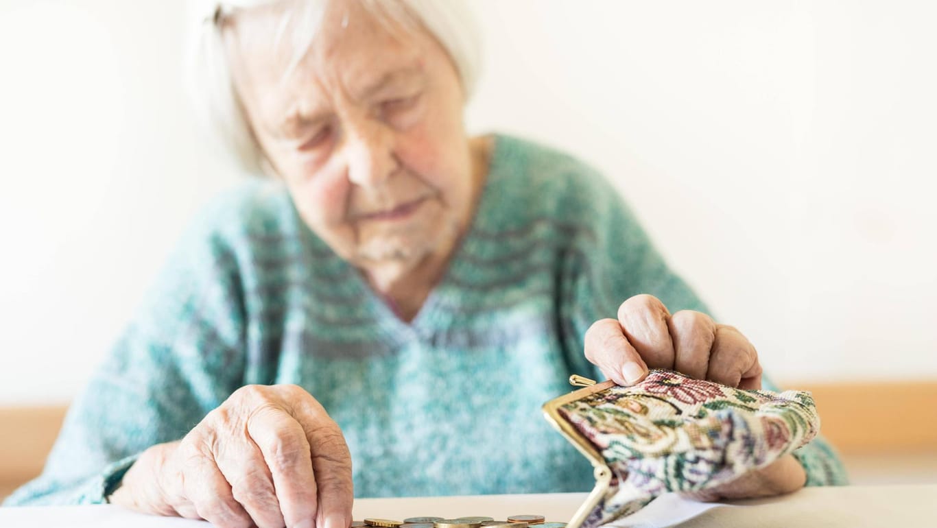 Seniorin zählt Geld (Symbolbild): Ältere Menschen sind besonders von Armut betroffen.