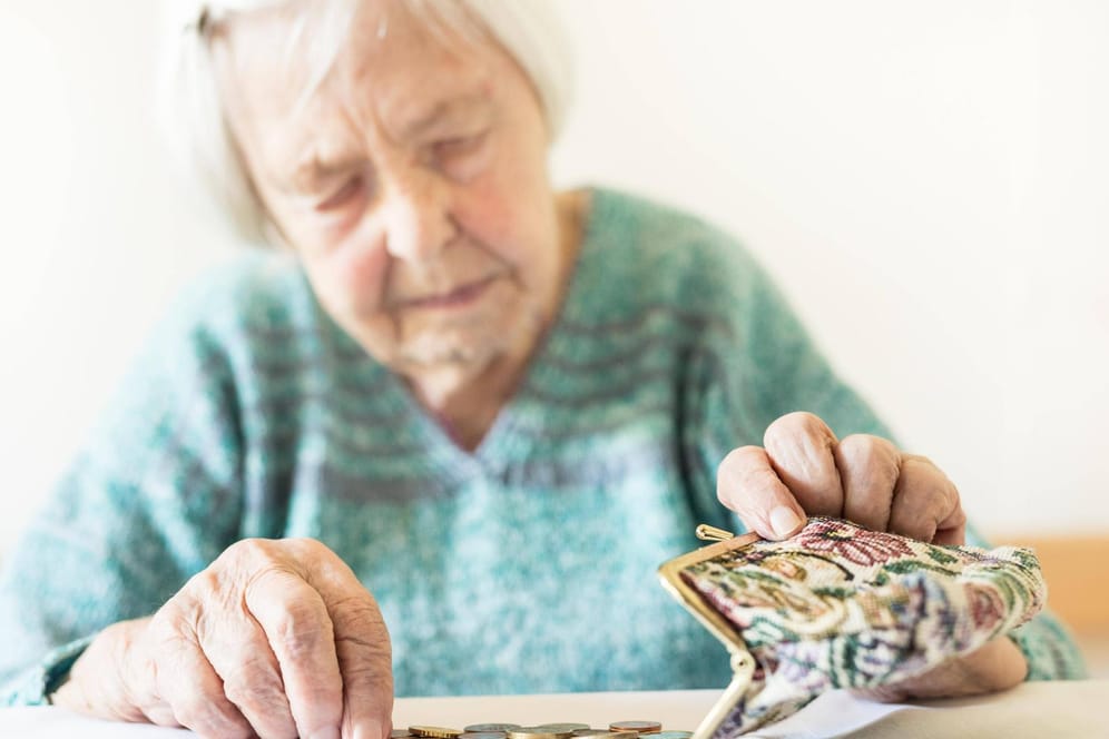 Seniorin zählt Geld (Symbolbild): Ältere Menschen sind besonders von Armut betroffen.