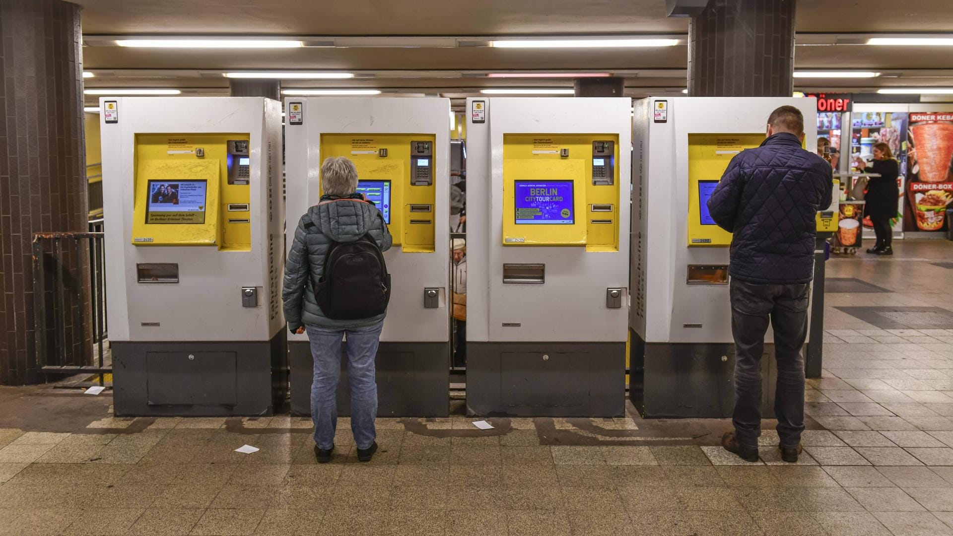 Fahrscheinautomaten am Bahnhof Zoologischer Garten: Fahrgäste zahlen ab 2021 mehr für den Nahverkehr in Berlin und Brandenburg.