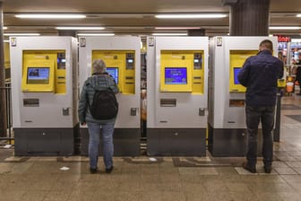 Fahrscheinautomaten am Bahnhof Zoologischer Garten: Fahrgäste zahlen ab 2021 mehr für den Nahverkehr in Berlin und Brandenburg.